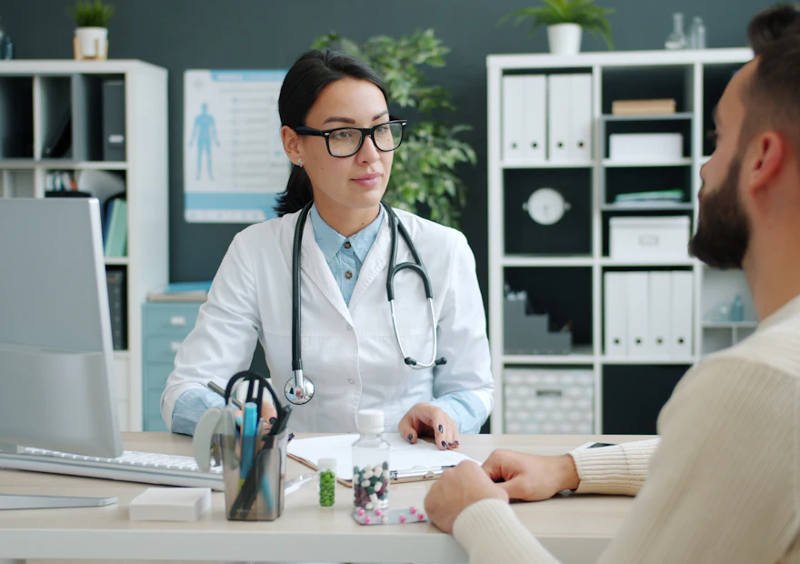 Profissional de saúde atendendo paciente em consultório