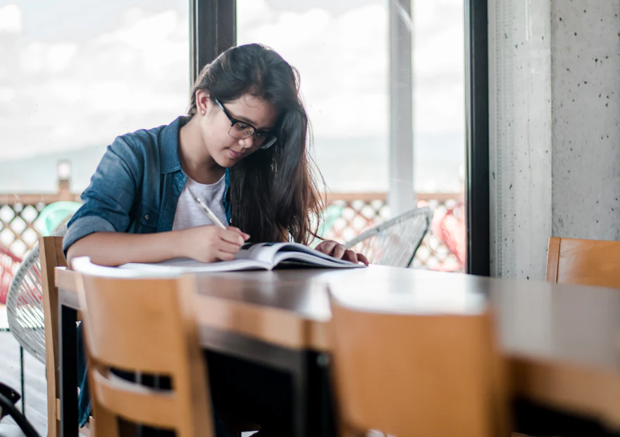 Pessoa estudando com livros e anotações