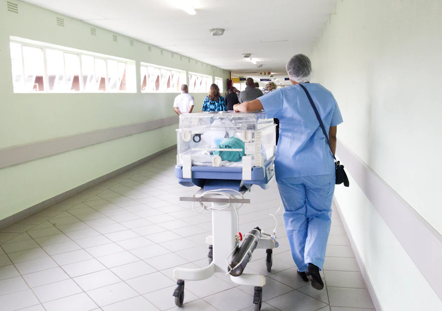 Profissional de enfermagem em corredor de hospital